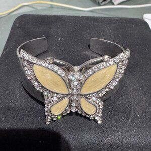 🦋✨ Vintage 1990s Silver-Tone Butterfly Cuff Bracelet — Exquisite Elegance ✨🦋